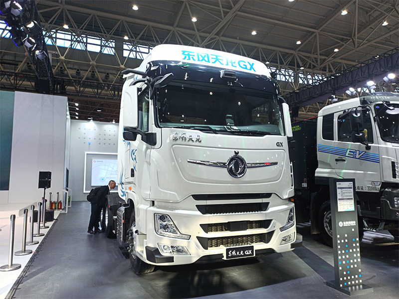 東風(fēng)天龍GX自主L2+智能駕駛牽引車(chē)