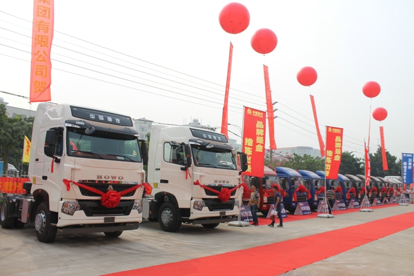 開業(yè)活動(dòng)現(xiàn)場(chǎng)展示的重汽HOWO品牌卡車 (2).jpg