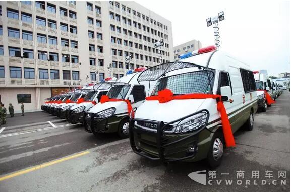 南京依維柯武警湖北省總隊防暴巡邏車圓滿交付！.jpg