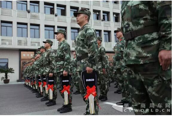 南京依維柯武警湖北省總隊防暴巡邏車圓滿交付！4.jpg