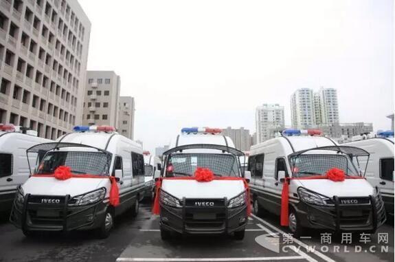 南京依維柯武警湖北省總隊防暴巡邏車圓滿交付！5.jpg