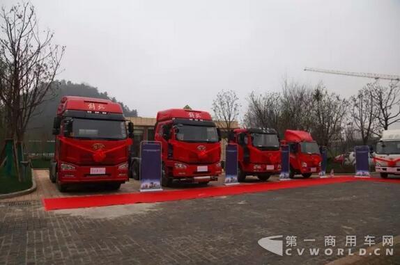 配有液力緩速器的領(lǐng)航版與6X2平頭危險(xiǎn)品車、4X2平頭載貨車.jpg