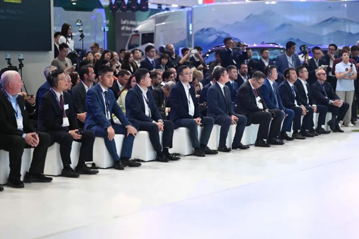 9月17日，全球規(guī)模最大、最具影響力的商用車博覽會——2024德國漢諾威國際商用車展（IAA）正式開幕。山東重工旗下濰柴集團(tuán)、中國重汽、陜重汽、法士特、漢德車橋、中通客車、亞星客車等權(quán)屬公司攜全鏈最新綠色智能產(chǎn)品重磅亮相展會。山東重工集團(tuán)黨委副書記、總經(jīng)理王志堅(jiān)帶隊(duì)巡展，并參加新品發(fā)布會