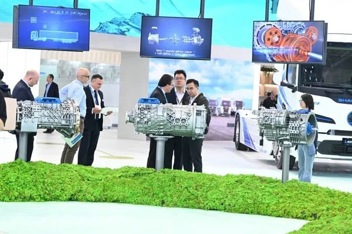 9月17日，全球規(guī)模最大、最具影響力的商用車博覽會——2024德國漢諾威國際商用車展（IAA）正式開幕。山東重工旗下濰柴集團(tuán)、中國重汽、陜重汽、法士特、漢德車橋、中通客車、亞星客車等權(quán)屬公司攜全鏈最新綠色智能產(chǎn)品重磅亮相展會。山東重工集團(tuán)黨委副書記、總經(jīng)理王志堅(jiān)帶隊(duì)巡展，并參加新品發(fā)布會