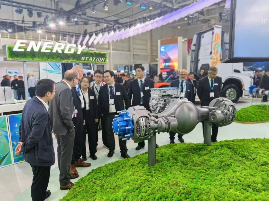 9月17日，全球規(guī)模最大、最具影響力的商用車博覽會——2024德國漢諾威國際商用車展（IAA）正式開幕。山東重工旗下濰柴集團(tuán)、中國重汽、陜重汽、法士特、漢德車橋、中通客車、亞星客車等權(quán)屬公司攜全鏈最新綠色智能產(chǎn)品重磅亮相展會。山東重工集團(tuán)黨委副書記、總經(jīng)理王志堅(jiān)帶隊(duì)巡展，并參加新品發(fā)布會
