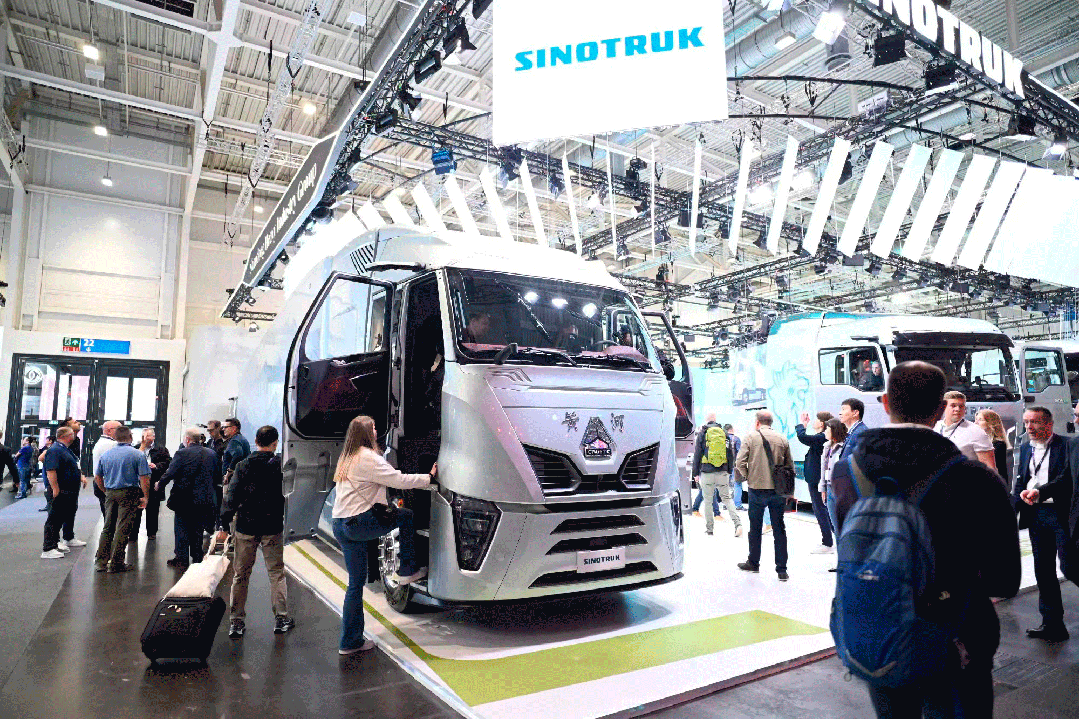 9月17日，全球規(guī)模最大、最具影響力的商用車博覽會——2024德國漢諾威國際商用車展（IAA）正式開幕。山東重工旗下濰柴集團(tuán)、中國重汽、陜重汽、法士特、漢德車橋、中通客車、亞星客車等權(quán)屬公司攜全鏈最新綠色智能產(chǎn)品重磅亮相展會。山東重工集團(tuán)黨委副書記、總經(jīng)理王志堅(jiān)帶隊(duì)巡展，并參加新品發(fā)布會