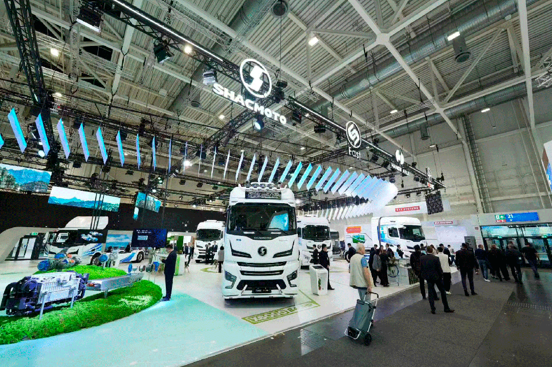 9月17日，全球規(guī)模最大、最具影響力的商用車博覽會——2024德國漢諾威國際商用車展（IAA）正式開幕。山東重工旗下濰柴集團(tuán)、中國重汽、陜重汽、法士特、漢德車橋、中通客車、亞星客車等權(quán)屬公司攜全鏈最新綠色智能產(chǎn)品重磅亮相展會。山東重工集團(tuán)黨委副書記、總經(jīng)理王志堅(jiān)帶隊(duì)巡展，并參加新品發(fā)布會