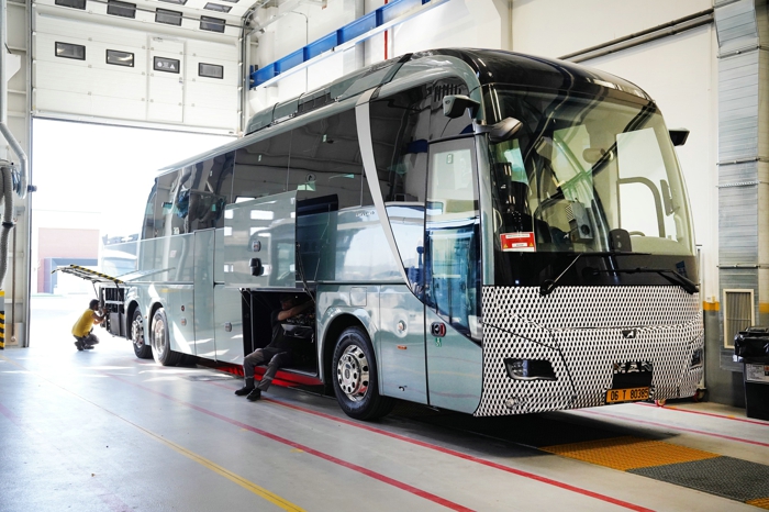 近日，曼恩商用車正式發(fā)布旗下首款純電長(zhǎng)途客車Lion's Coach E。