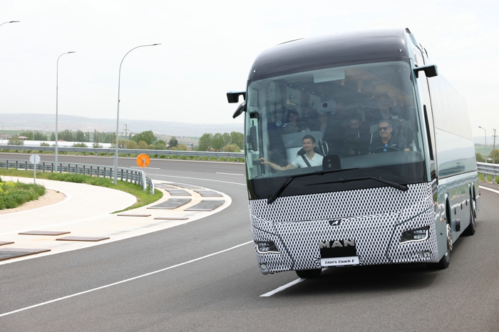 近日，曼恩商用車正式發(fā)布旗下首款純電長(zhǎng)途客車Lion's Coach E。