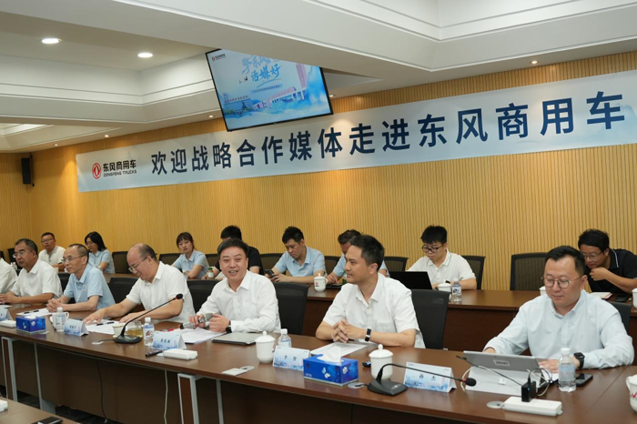 東風(fēng)前5月躍升中重卡國(guó)內(nèi)第一！以創(chuàng)新構(gòu)建差異化競(jìng)爭(zhēng)力2.png