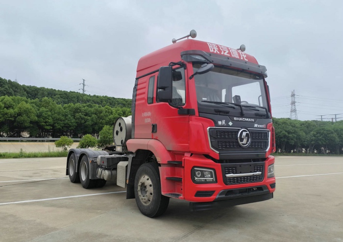 陜汽德龍M3000 LNG牽引車，搭載濰柴13L燃?xì)獍l(fā)動(dòng)機(jī)，480馬力.jpg