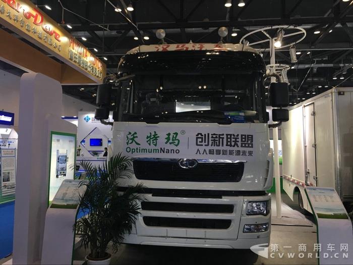 搭載沃特瑪動(dòng)力系統(tǒng)的華菱純電動(dòng)碼頭牽引車(chē)