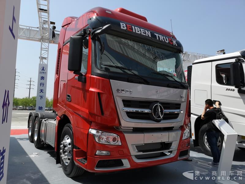 據(jù)了解，這款560馬力的V3ET牽引車(chē)，是北奔重汽針對(duì)大馬力市場(chǎng)打造的一款重卡產(chǎn)品，也是其首款達(dá)到560馬力的歐六車(chē)型。該車(chē)搭載濰柴13L發(fā)動(dòng)機(jī)，最大扭矩達(dá)2550N.m；匹配法士特最新的S系列AMT自動(dòng)變速箱及緩速器；前橋采用一片簧設(shè)計(jì)，后橋采用8氣囊空氣懸架。不過(guò)，該車(chē)暫未定價(jià)。
