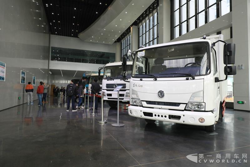 活動現(xiàn)場，進行了兩輛智能網(wǎng)聯(lián)卡車的現(xiàn)場演示，并展示了東風(fēng)商用車節(jié)能卡車、串聯(lián)式混合動力物流車、中卡環(huán)衛(wèi)車純電（量產(chǎn)車型）、串聯(lián)式輕卡物流車、極限輕量化標(biāo)桿車，共7款新技術(shù)展車集體亮相，展示出東風(fēng)商用車在電動化、智能化、網(wǎng)聯(lián)化、共享化、輕量化方面的新技術(shù)成果，也充分展現(xiàn)出東風(fēng)商用車引領(lǐng)時代趨勢打造精品車型的魄力與雄心。