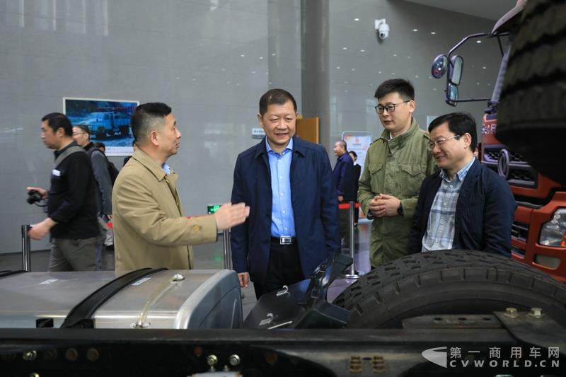 活動現(xiàn)場，進行了兩輛智能網(wǎng)聯(lián)卡車的現(xiàn)場演示，并展示了東風(fēng)商用車節(jié)能卡車、串聯(lián)式混合動力物流車、中卡環(huán)衛(wèi)車純電（量產(chǎn)車型）、串聯(lián)式輕卡物流車、極限輕量化標(biāo)桿車，共7款新技術(shù)展車集體亮相，展示出東風(fēng)商用車在電動化、智能化、網(wǎng)聯(lián)化、共享化、輕量化方面的新技術(shù)成果，也充分展現(xiàn)出東風(fēng)商用車引領(lǐng)時代趨勢打造精品車型的魄力與雄心。