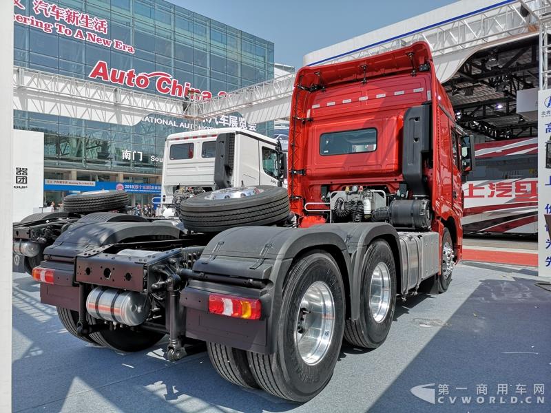 據(jù)了解，這款560馬力的V3ET牽引車(chē)，是北奔重汽針對(duì)大馬力市場(chǎng)打造的一款重卡產(chǎn)品，也是其首款達(dá)到560馬力的歐六車(chē)型。該車(chē)搭載濰柴13L發(fā)動(dòng)機(jī)，最大扭矩達(dá)2550N.m；匹配法士特最新的S系列AMT自動(dòng)變速箱及緩速器；前橋采用一片簧設(shè)計(jì)，后橋采用8氣囊空氣懸架。不過(guò)，該車(chē)暫未定價(jià)。