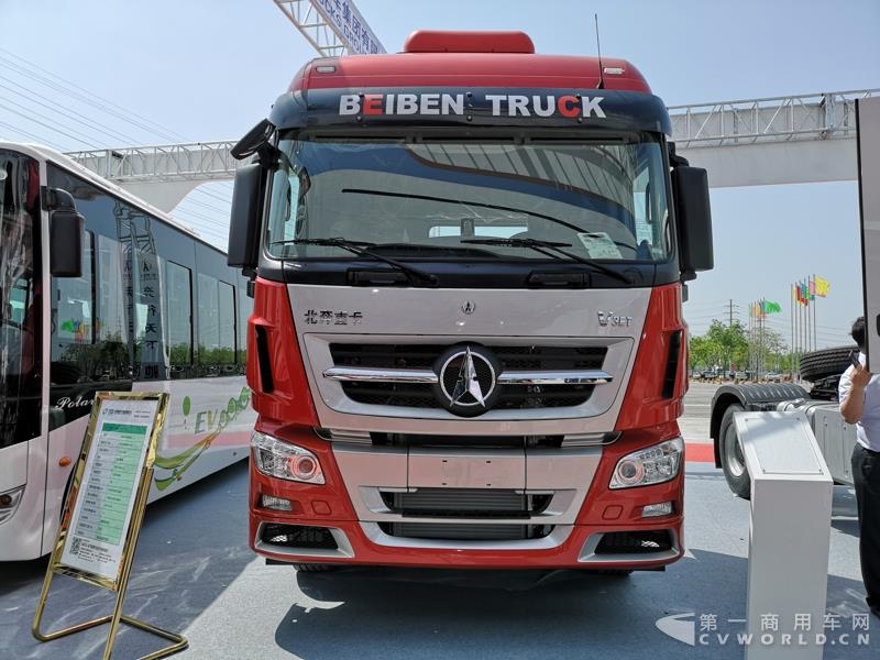 據(jù)了解，這款560馬力的V3ET牽引車(chē)，是北奔重汽針對(duì)大馬力市場(chǎng)打造的一款重卡產(chǎn)品，也是其首款達(dá)到560馬力的歐六車(chē)型。該車(chē)搭載濰柴13L發(fā)動(dòng)機(jī)，最大扭矩達(dá)2550N.m；匹配法士特最新的S系列AMT自動(dòng)變速箱及緩速器；前橋采用一片簧設(shè)計(jì)，后橋采用8氣囊空氣懸架。不過(guò)，該車(chē)暫未定價(jià)。