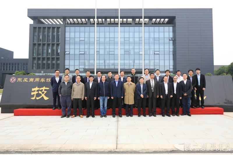 活動現(xiàn)場，進行了兩輛智能網(wǎng)聯(lián)卡車的現(xiàn)場演示，并展示了東風(fēng)商用車節(jié)能卡車、串聯(lián)式混合動力物流車、中卡環(huán)衛(wèi)車純電（量產(chǎn)車型）、串聯(lián)式輕卡物流車、極限輕量化標(biāo)桿車，共7款新技術(shù)展車集體亮相，展示出東風(fēng)商用車在電動化、智能化、網(wǎng)聯(lián)化、共享化、輕量化方面的新技術(shù)成果，也充分展現(xiàn)出東風(fēng)商用車引領(lǐng)時代趨勢打造精品車型的魄力與雄心。