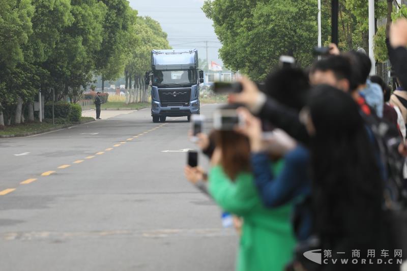 活動現(xiàn)場，進行了兩輛智能網(wǎng)聯(lián)卡車的現(xiàn)場演示，并展示了東風(fēng)商用車節(jié)能卡車、串聯(lián)式混合動力物流車、中卡環(huán)衛(wèi)車純電（量產(chǎn)車型）、串聯(lián)式輕卡物流車、極限輕量化標(biāo)桿車，共7款新技術(shù)展車集體亮相，展示出東風(fēng)商用車在電動化、智能化、網(wǎng)聯(lián)化、共享化、輕量化方面的新技術(shù)成果，也充分展現(xiàn)出東風(fēng)商用車引領(lǐng)時代趨勢打造精品車型的魄力與雄心。
