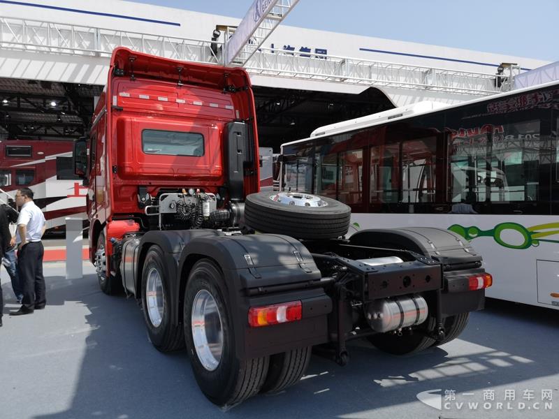 據(jù)了解，這款560馬力的V3ET牽引車(chē)，是北奔重汽針對(duì)大馬力市場(chǎng)打造的一款重卡產(chǎn)品，也是其首款達(dá)到560馬力的歐六車(chē)型。該車(chē)搭載濰柴13L發(fā)動(dòng)機(jī)，最大扭矩達(dá)2550N.m；匹配法士特最新的S系列AMT自動(dòng)變速箱及緩速器；前橋采用一片簧設(shè)計(jì)，后橋采用8氣囊空氣懸架。不過(guò)，該車(chē)暫未定價(jià)。