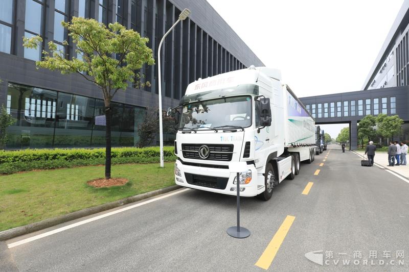 活動現(xiàn)場，進行了兩輛智能網(wǎng)聯(lián)卡車的現(xiàn)場演示，并展示了東風(fēng)商用車節(jié)能卡車、串聯(lián)式混合動力物流車、中卡環(huán)衛(wèi)車純電（量產(chǎn)車型）、串聯(lián)式輕卡物流車、極限輕量化標(biāo)桿車，共7款新技術(shù)展車集體亮相，展示出東風(fēng)商用車在電動化、智能化、網(wǎng)聯(lián)化、共享化、輕量化方面的新技術(shù)成果，也充分展現(xiàn)出東風(fēng)商用車引領(lǐng)時代趨勢打造精品車型的魄力與雄心。