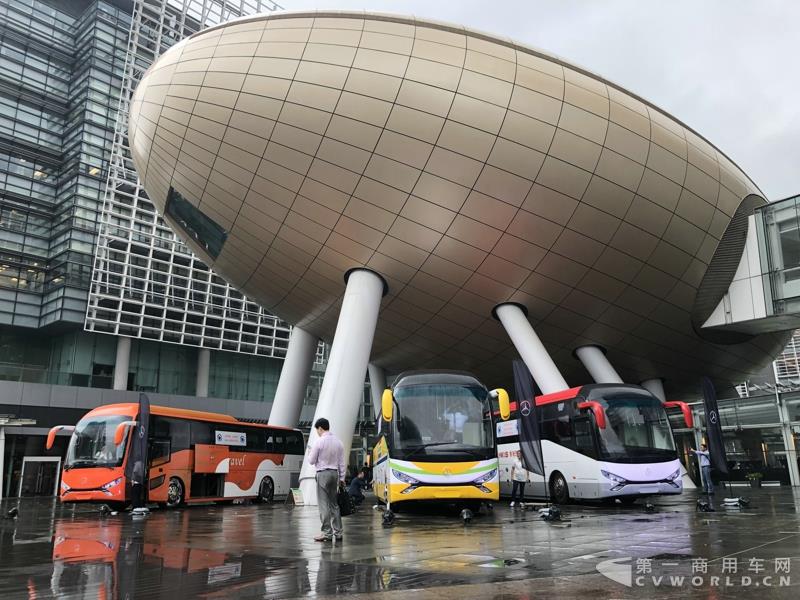 申龍SLK6116HKB歐六柴油客車，全部采用奔馳底盤