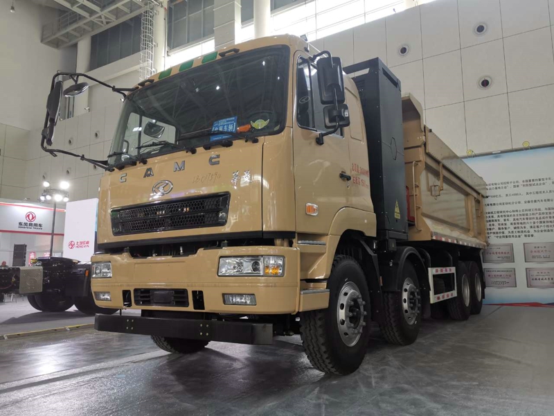 漢馬科技展出了3款新能源重卡，分別是：漢馬H7換電牽引車、漢馬純電動(dòng)自卸車、星馬純電動(dòng)攪拌車。漢馬H7換電牽引車是當(dāng)下炙手可熱的熱門車型，曾多次批量交付客戶。圖為華菱電動(dòng)工程車