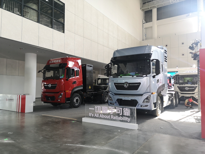 東風(fēng)商用車展出了4款新能源產(chǎn)品，其中兩款是牽引車，兩款是專用車。圖為東風(fēng)商用車展車