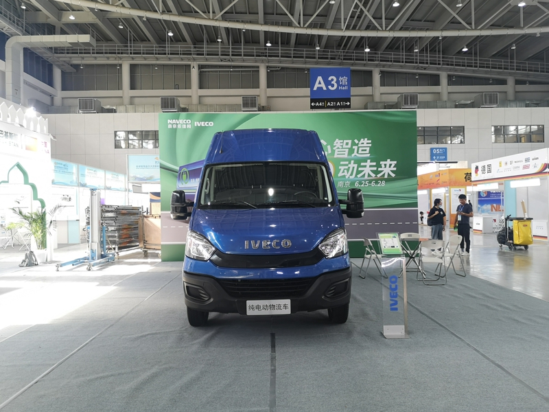 南京依維柯作為東道主，展出了一款歐勝EV45純電動(dòng)廂式物流車。這款車搭載寧德時(shí)代磷酸鐵鋰電池，容量為90.7kwh，勻速續(xù)駛里程達(dá)402公里。圖為南京依維柯歐勝EV45純電動(dòng)廂式物流車