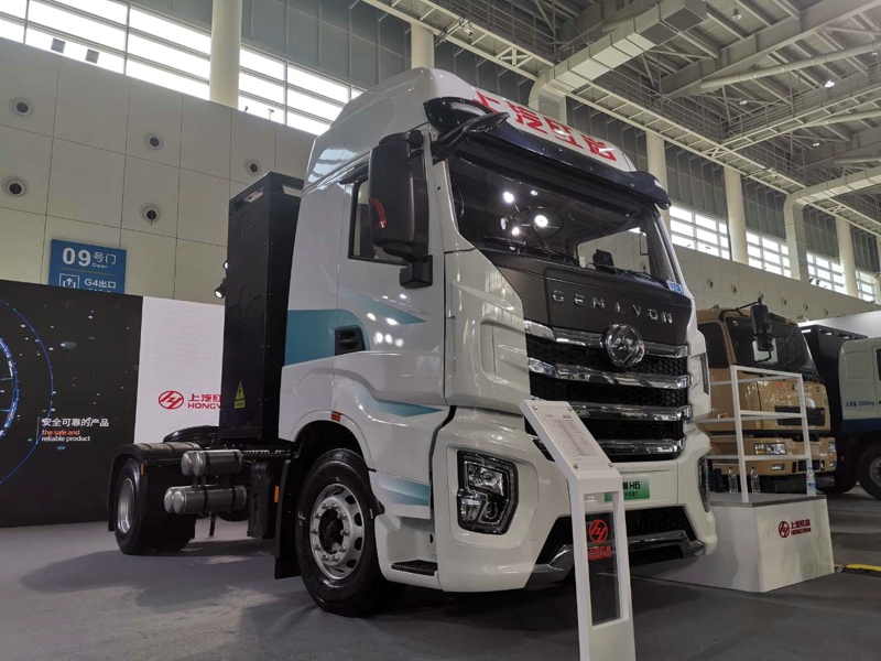 上汽紅巖展出3款牽引車，其中兩款是純電動(dòng)牽引車，一款是燃料電池牽引車。圖為紅巖杰獅H6 4×2純電動(dòng)牽引車