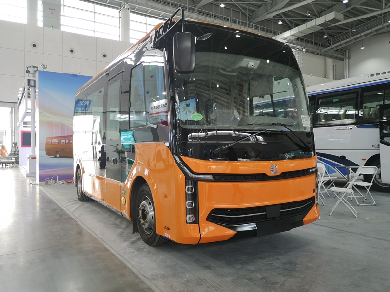 中通客車同樣展出兩款純電動(dòng)客車，其型號(hào)分別是世騰純電動(dòng)客車、睿通V60客運(yùn)版。圖為中通睿通V60客運(yùn)版