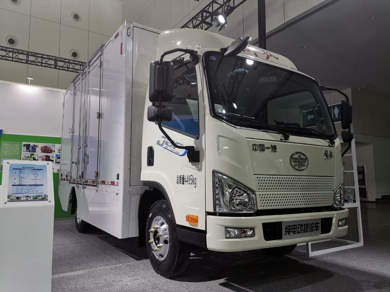 一汽解放是本屆大會(huì)中展出商用車產(chǎn)品最多的企業(yè)，共有5款產(chǎn)品參展，其中重卡車型4款，輕卡車型1款。圖為一汽解放J6F 4×2純電動(dòng)廂式物流運(yùn)輸車