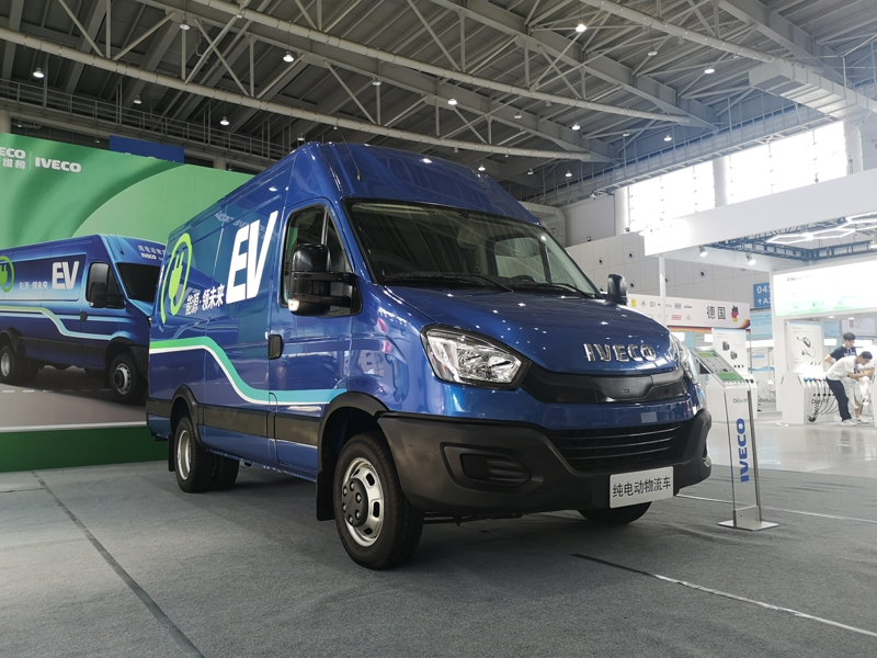 南京依維柯作為東道主，展出了一款歐勝EV45純電動(dòng)廂式物流車。這款車搭載寧德時(shí)代磷酸鐵鋰電池，容量為90.7kwh，勻速續(xù)駛里程達(dá)402公里。圖為南京依維柯歐勝EV45純電動(dòng)廂式物流車