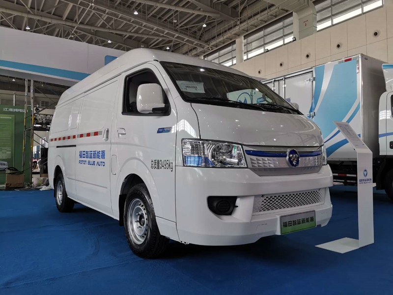福田汽車展出3款產(chǎn)品，分別是風(fēng)景智藍(lán)純電動(dòng)廂式物流車，智藍(lán)純電動(dòng)輕卡、智藍(lán)純電動(dòng)重卡。圖為風(fēng)景智藍(lán)純電動(dòng)廂式物流車