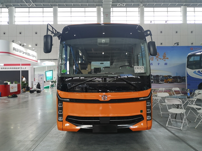 中通客車同樣展出兩款純電動(dòng)客車，其型號(hào)分別是世騰純電動(dòng)客車、睿通V60客運(yùn)版。圖為中通睿通V60客運(yùn)版