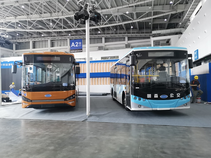 同樣作為東道主的開沃則展出了兩款客車產(chǎn)品，且均為公交車。圖為開沃汽車展出兩款客車