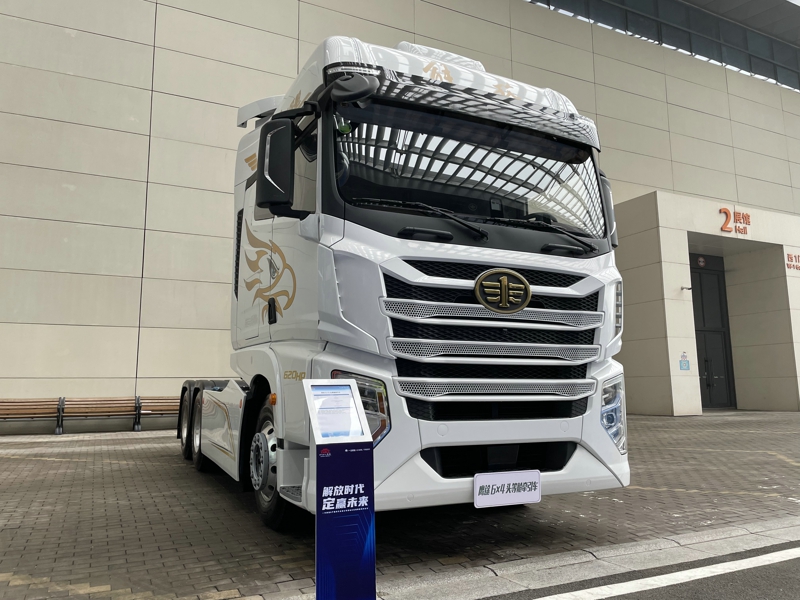 解放鷹途頭等艙牽引車，620馬力