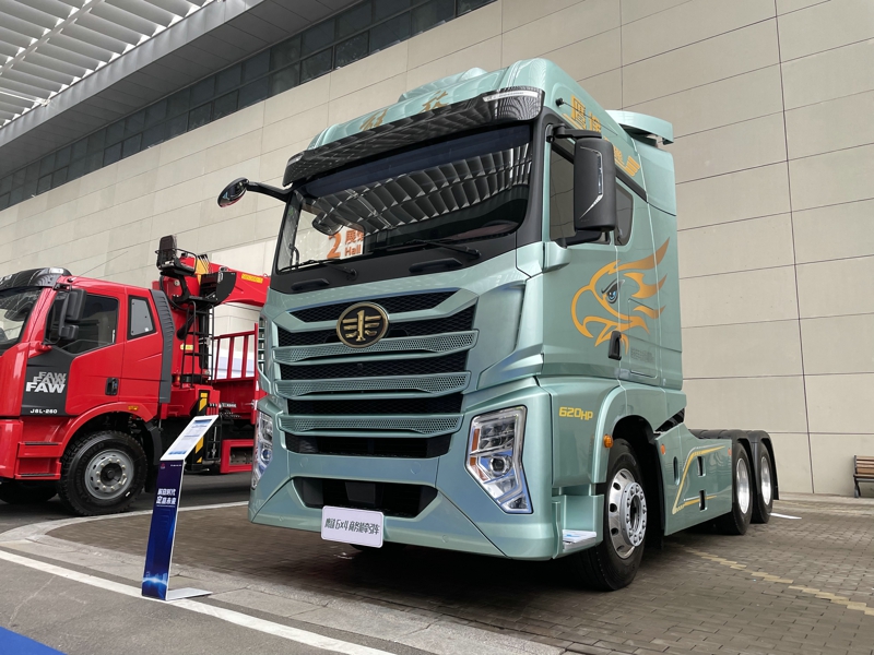 解放鷹途商務(wù)艙牽引車，620馬力