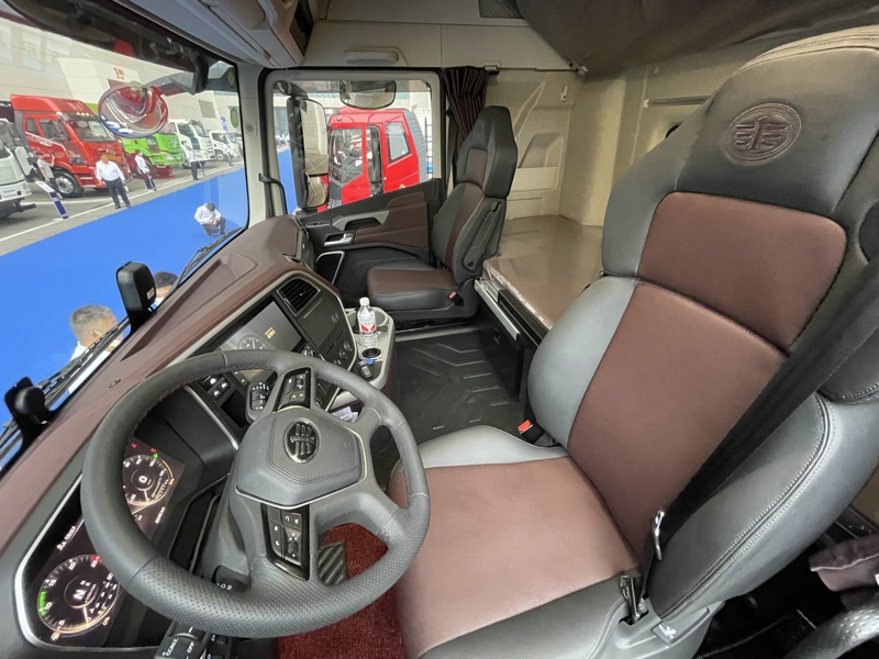 解放鷹途商務(wù)艙牽引車，620馬力